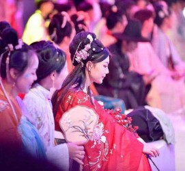 徐州汉服模特兼职(想做汉服模特去哪里找)